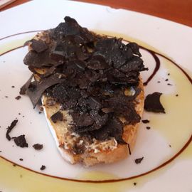 Bruscetta mit schwarzem Tr&uuml;ffel