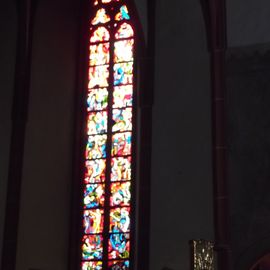 Stadtkirche - eines der farbenprächtigen Kirchenfenster