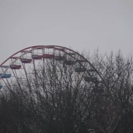 zooom: das Riesenrad des verlassenen Freizeitparks im Plänterwald