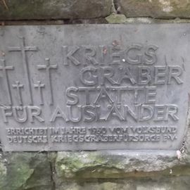 Tafel neben dem Zugangstor - die Kriegsgräberfürsorge errichtete1960 die Gedenkstätte