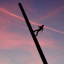 Skulptur "Man walking to the sky" , "Himmelsstürmer" in Kassel