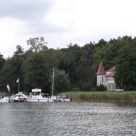 Das Gast- und Logierhaus vom Rheinsberger See aus