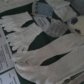 Handschuhe und Socken zur Tracht
