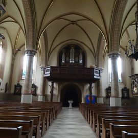 Blick in Richtung Orgelempore und Ausgang