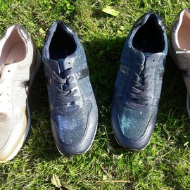 Güldene Nikenschuhe und blaue Nixenschuhe