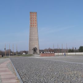 Monument - im Vordergrund Barackenfundament