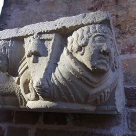 Die Originale der Säulenkapitele aus dem seitlichen Anbau in der Westapsis über der Eingangshalle
