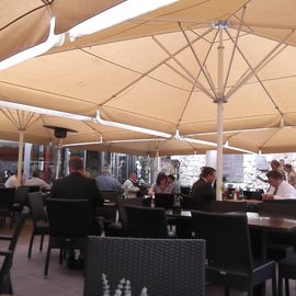 Außenterrasse des Restaurants in der Ruine der ehemaligen Garnisonskirche