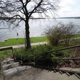 Treppe von der Terrasse zum Schweriner See