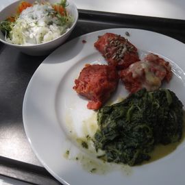 K&auml;senocken mit Blattspinat, Beilagensalat - vegetarisch