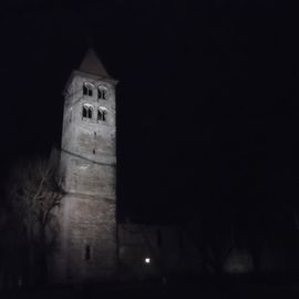 Turm der Stiftsruine bei Nacht 