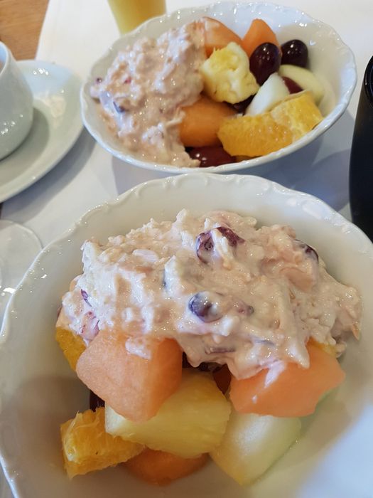 frischer Obstsalat mit Müsli