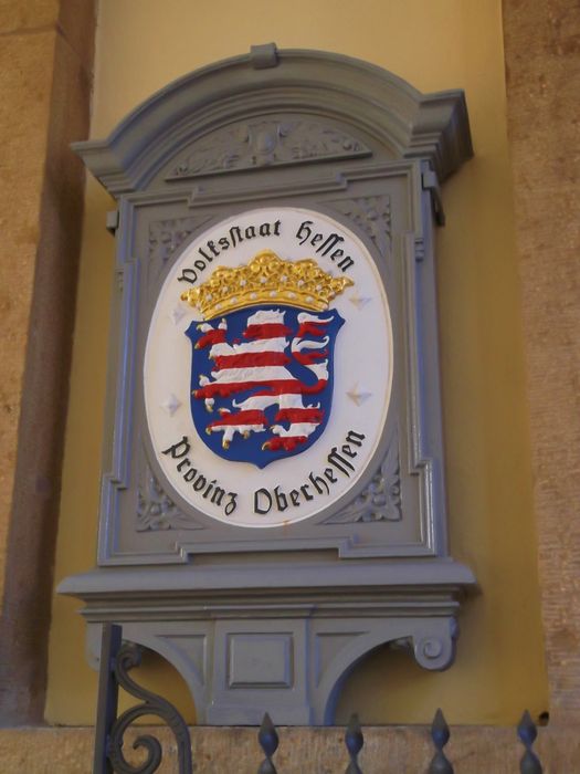 Hessisches Wappen am Rokoko - Palais, in welchem das Hohaus - Museum untergebracht ist