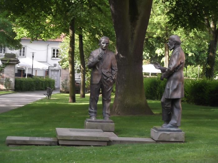 Skulpturengruppe "Konrad Duden und Konrad Zuse"