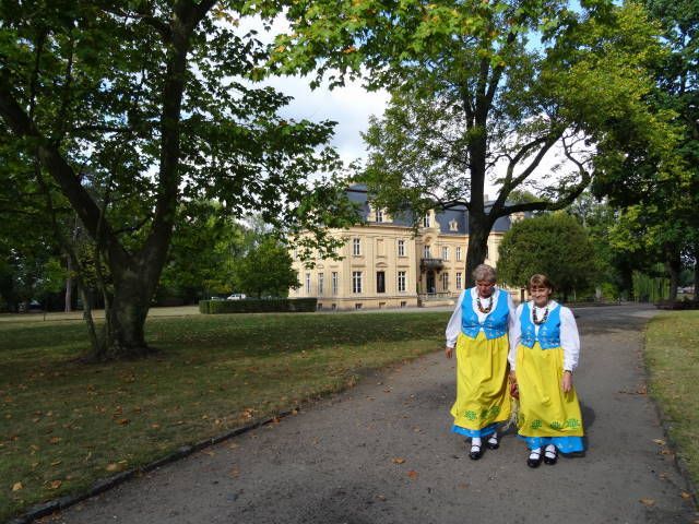 Schloss und Frauen in Tracht zum Erntefest Oktober 2016