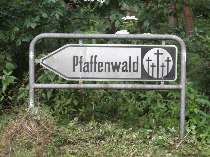 Hinweisschild im Wald