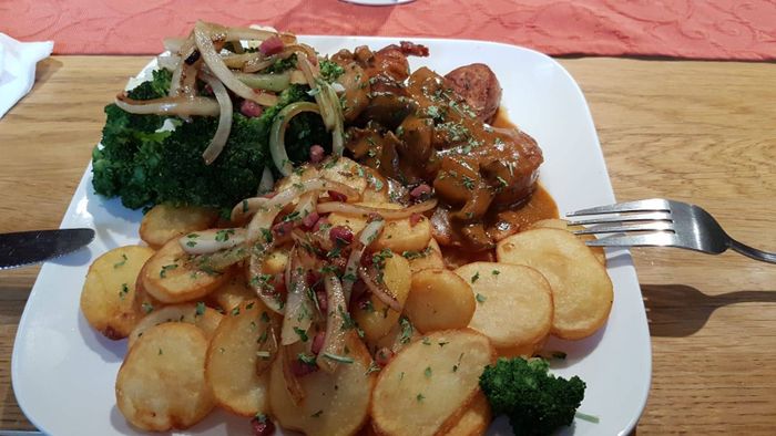 Lende, Broccoli und Bratkartoffeln. Sehr gut! 