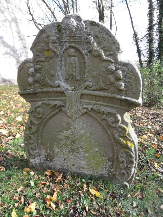 Alte Kirchenruine mit Friedhof