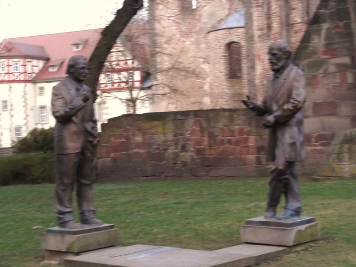 Skulpturengruppe "Konrad Duden und Konrad Zuse"