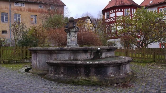 Brunnen vor dem Schloss