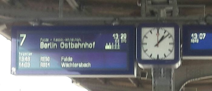 Warten auf ICE nach Berlin Ostbahnhof ...