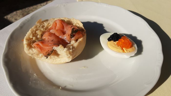 Zum Frühstück gebeizter Lachs, Ei mit zweierlei Kaviar ... frisches Obst in Tranchen ...