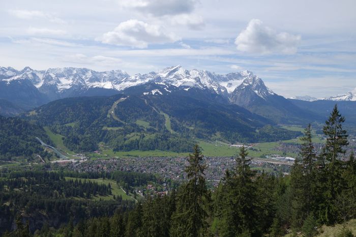 Blick auf Garmisch Partenkirchen vom Wank Richtung Süden