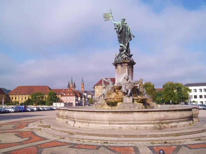 Frankoniabrunnen - Blick zur Altstadt