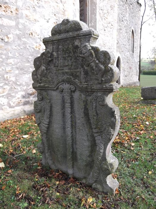 Alte Kirchenruine mit Friedhof