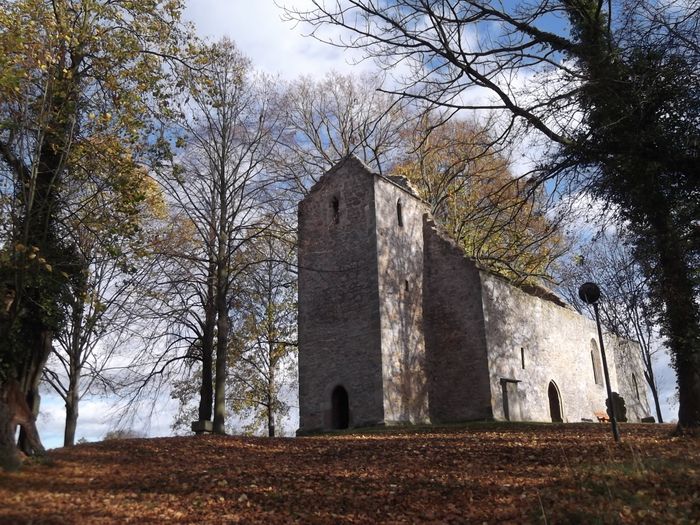 Alte Kirchenruine mit Friedhof