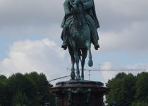 Bild zu Reiterdenkmal Friedrich Franz II.