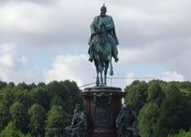 Bild zu Reiterdenkmal Friedrich Franz II.