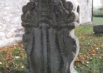 Bild zu Alte Kirchenruine mit Friedhof