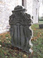 Bild zu Alte Kirchenruine mit Friedhof