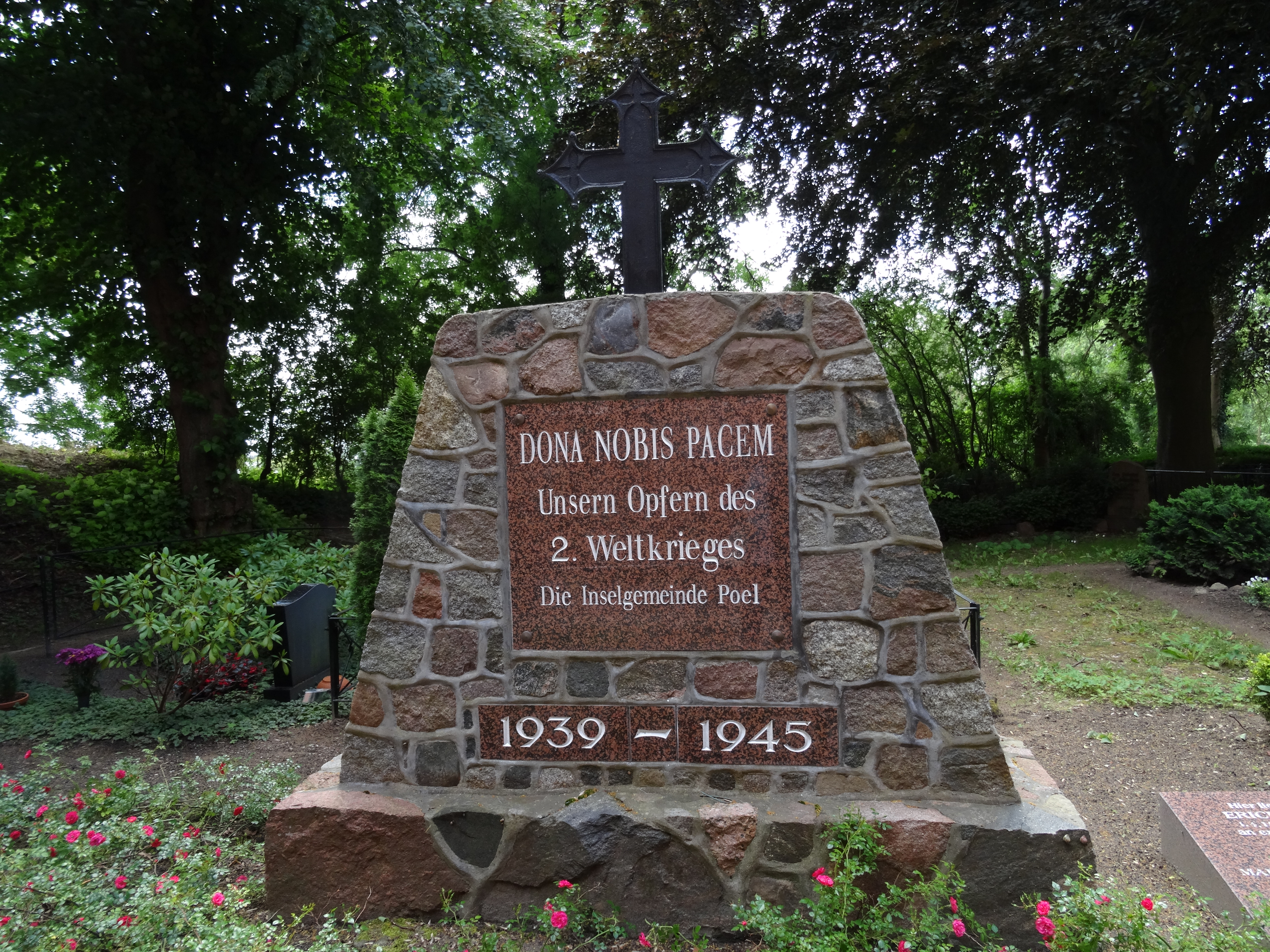 Gedenkstein vor dem Eingang