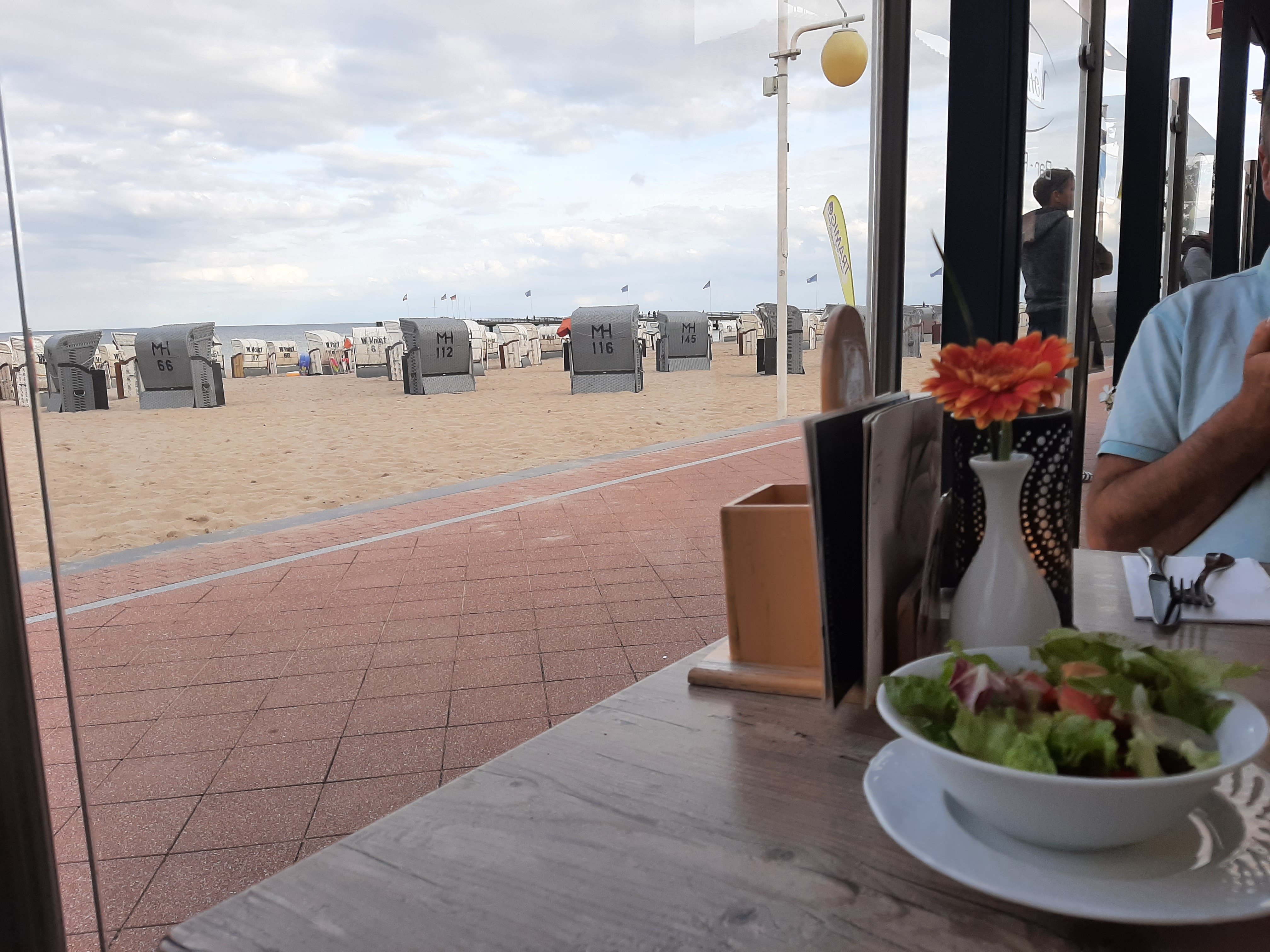 Blick von der Terrasse auf die Promenade