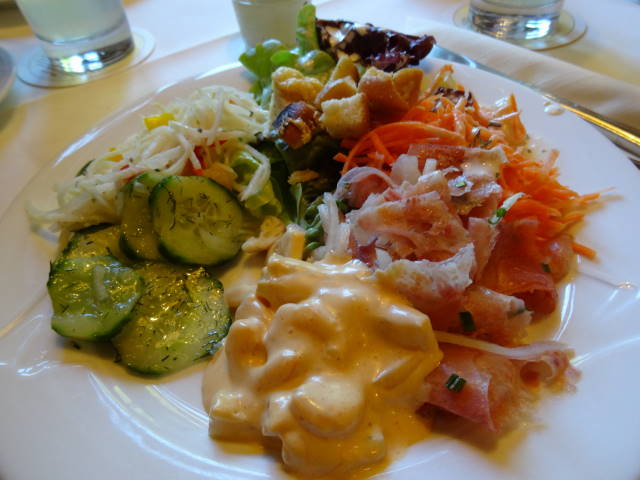 Salat vom Buffet zusammengestellt