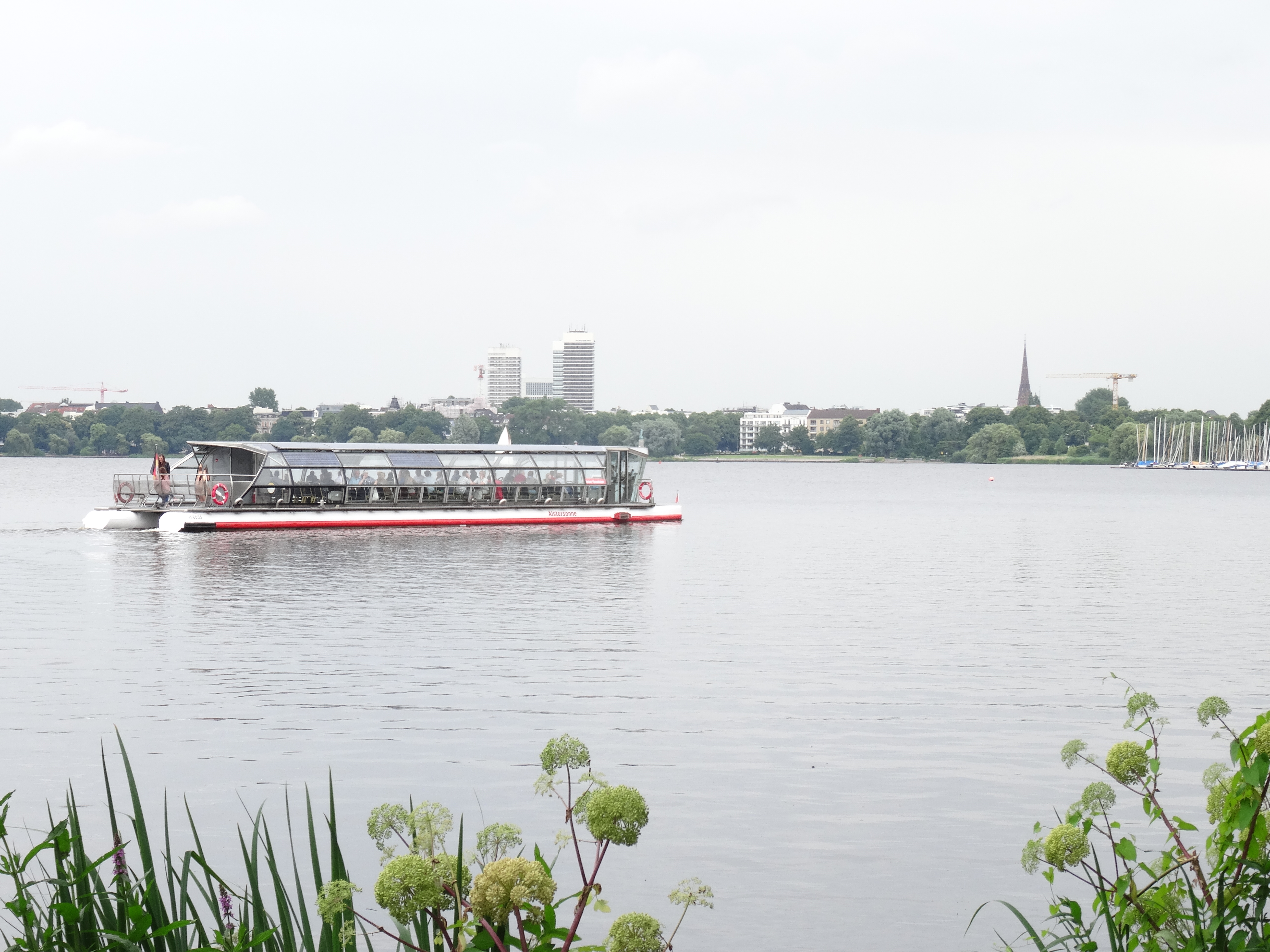 Ausflugsschiff auf der Außenalster