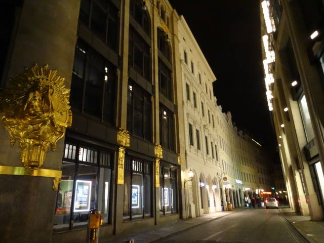 links Commerzbank- Gebäude am Abend