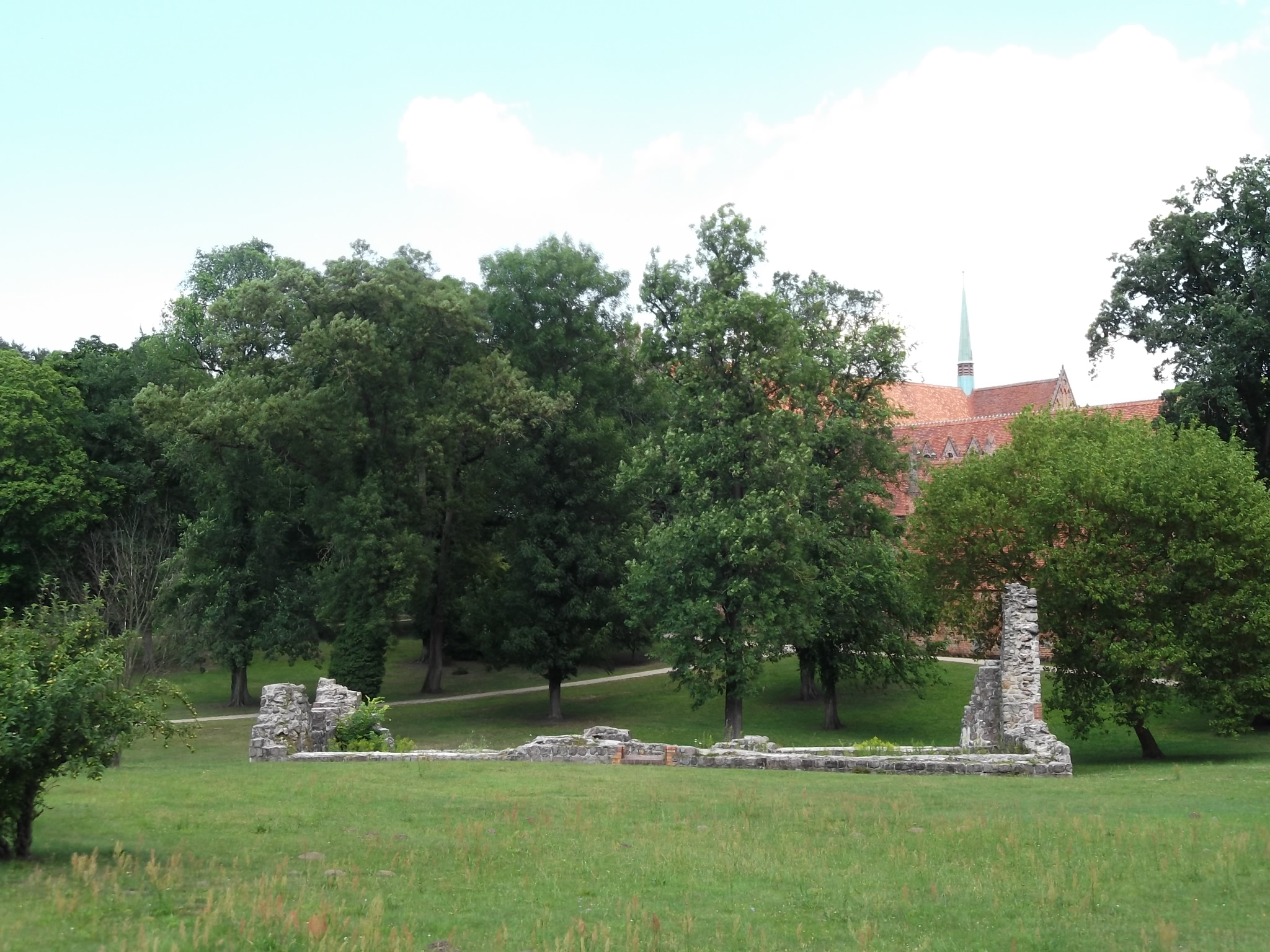Kloster Chorin , im Vordergrund die Ruine der mittelalterlichen Mühle