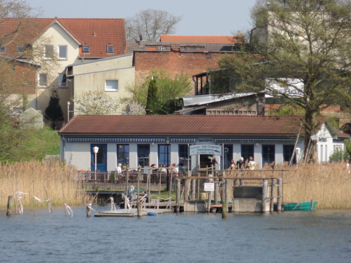 Fischer Eilkes Fischerhof vom Grienericksee aus gesehen.