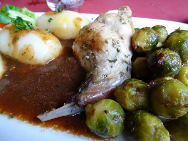 Kaninchenkeule mit Kirsch - Pfefferrahm - Sauce - kleine Portion