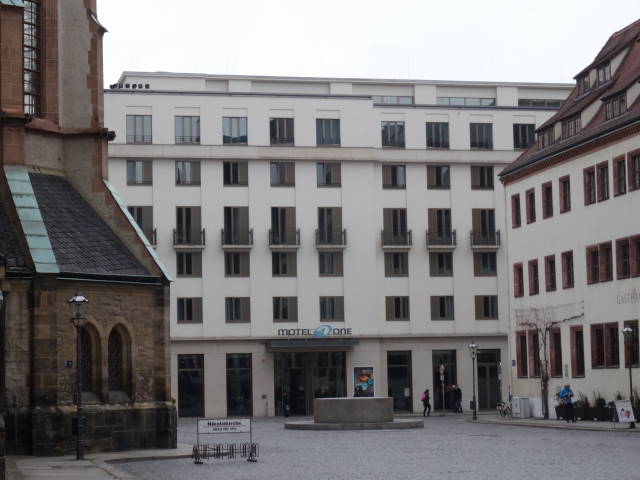 Motel One, links Nikolaikirche, rechts Alte Nikolaischule