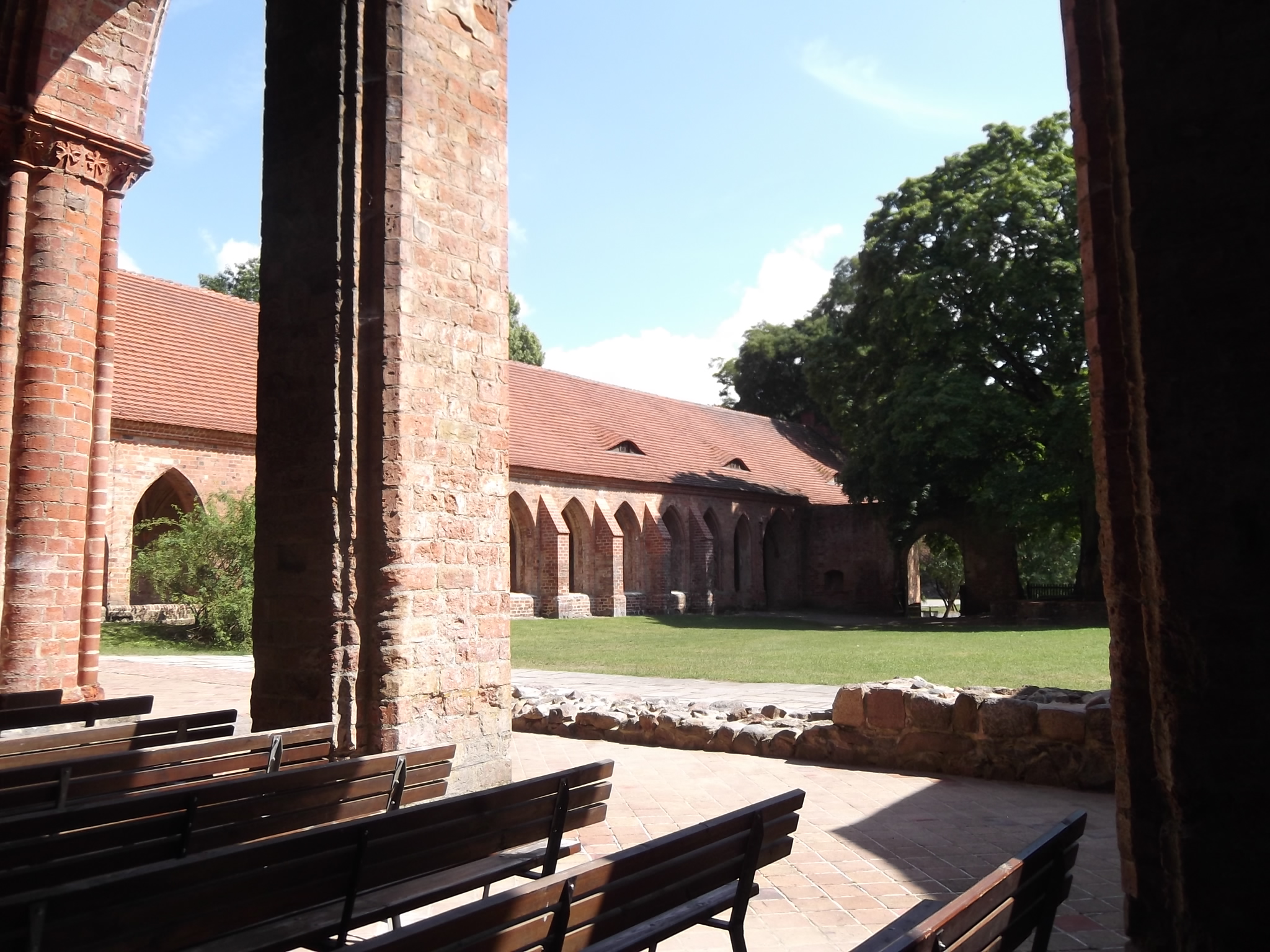 Blick aus dem Kirchenschiff zum Innenhof und dem östlichen Kreuzgang