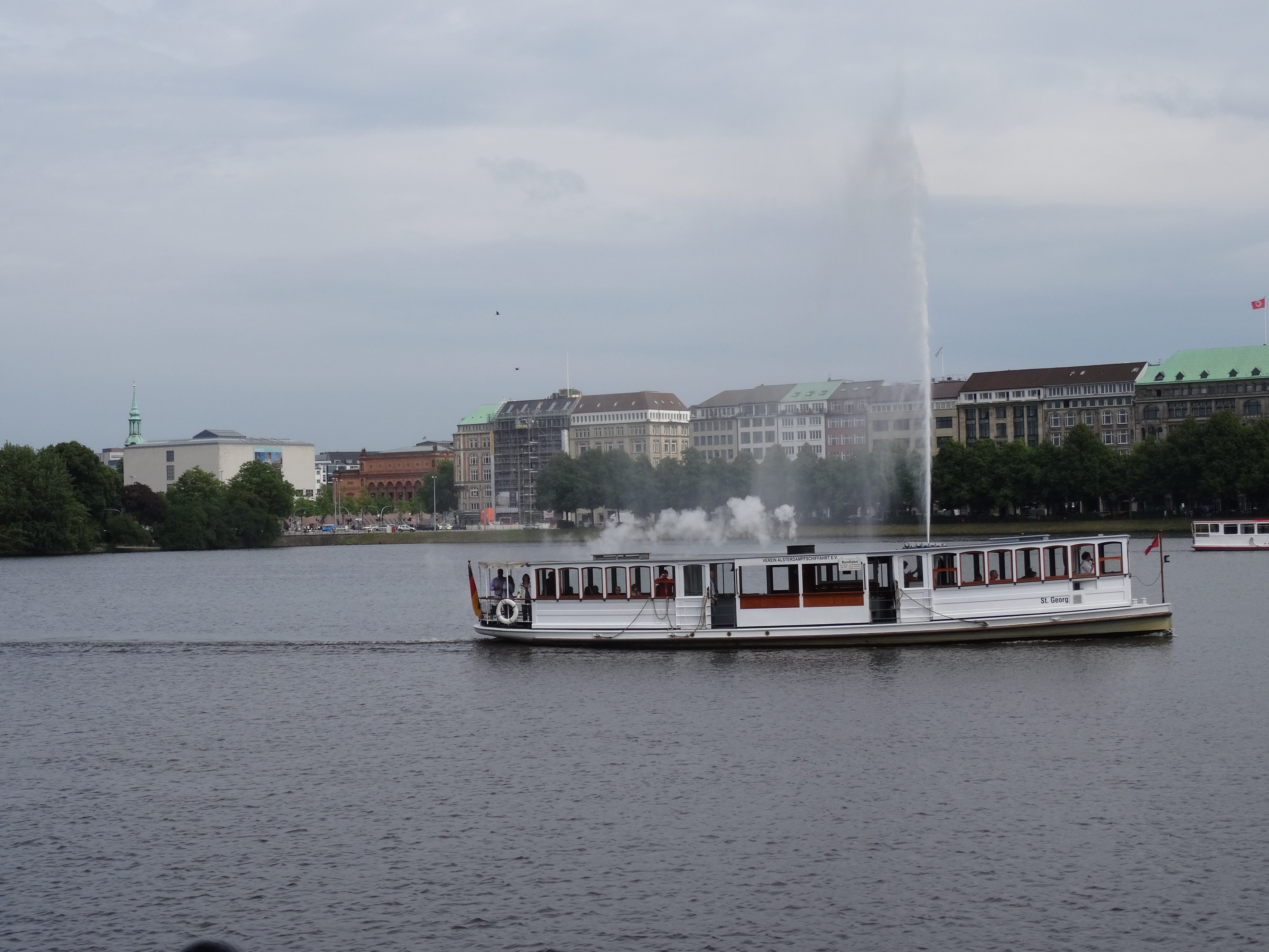 Ausflugsschiff auf der Binnenalster