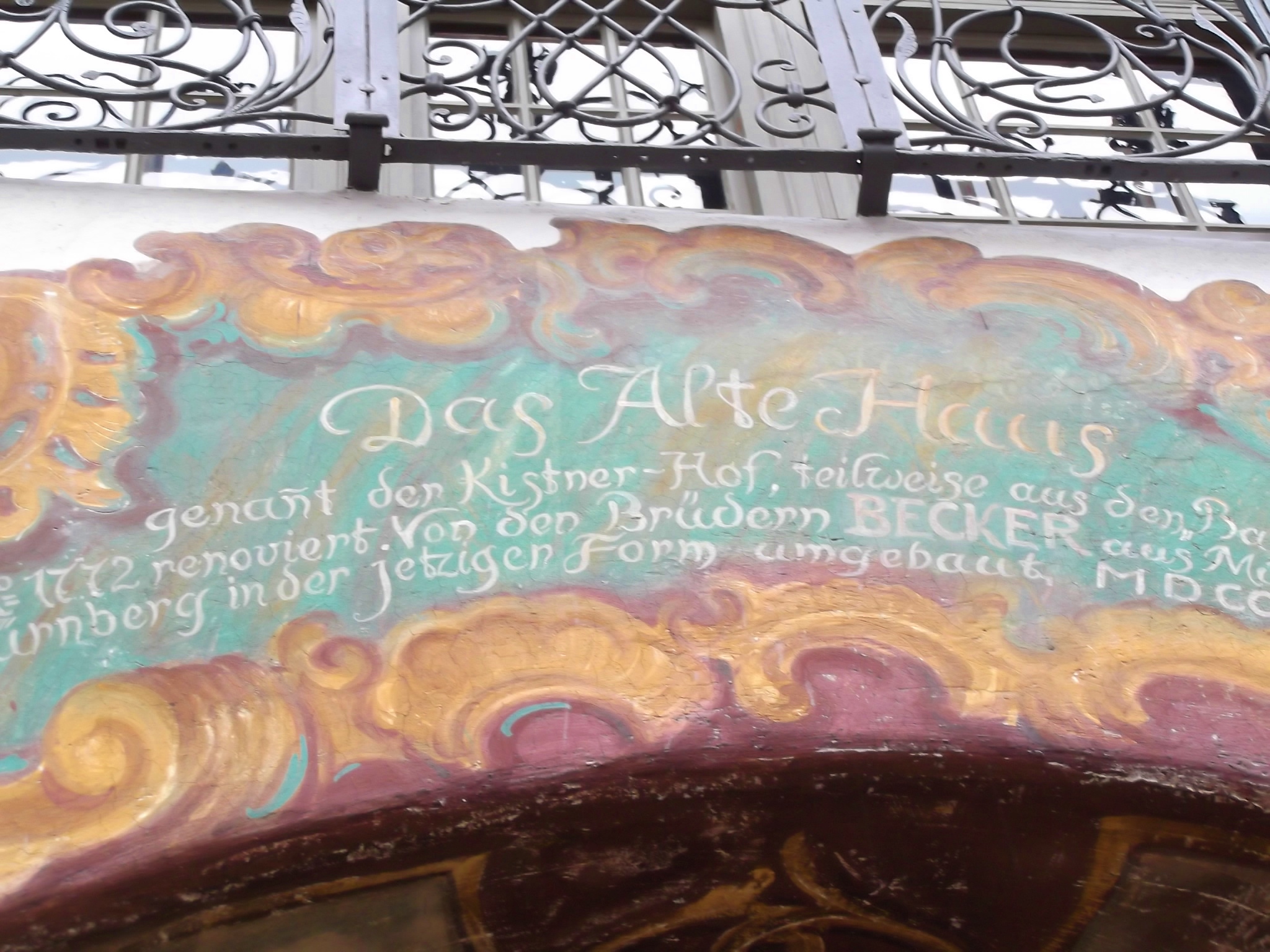 Inschrift über dem Eingang vom "Alten Haus"