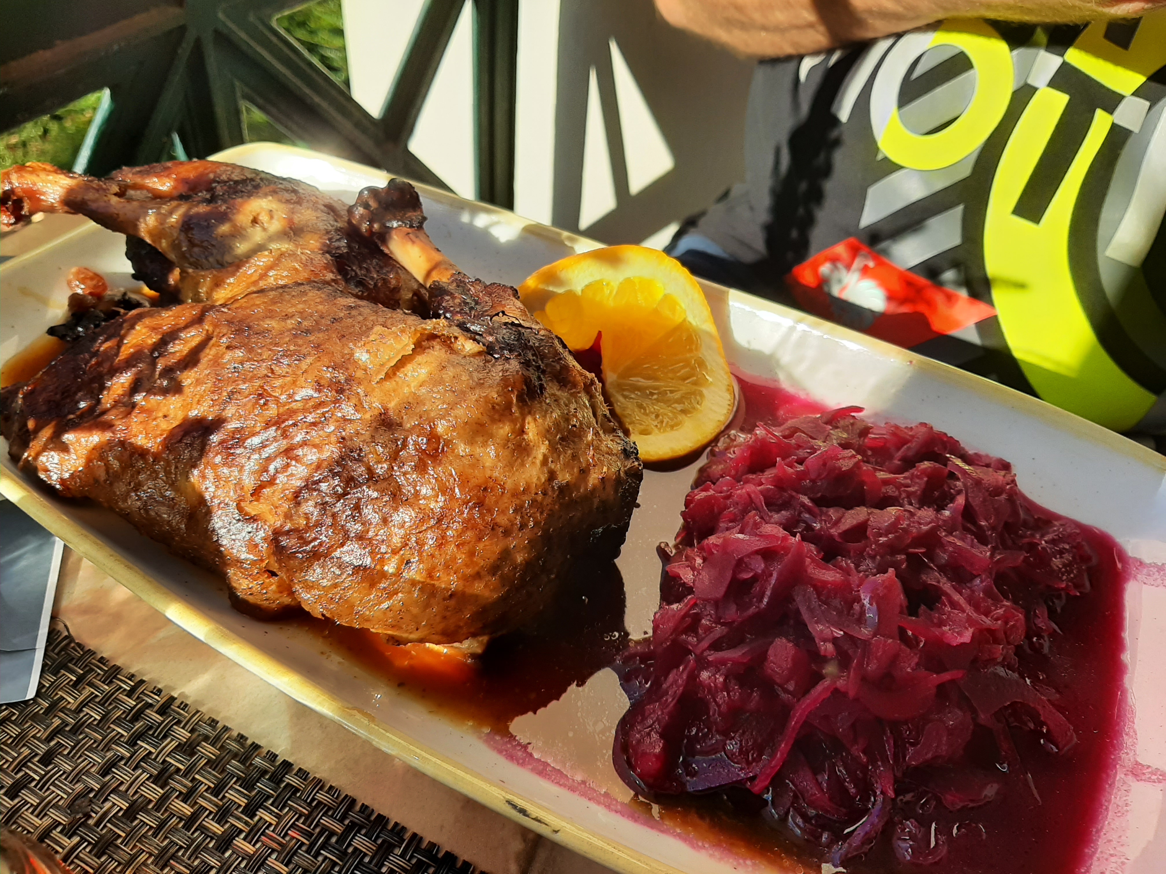 1/2 Ente mit Backpflaumen, Rosinen, Rotkohl und dazu Klöse