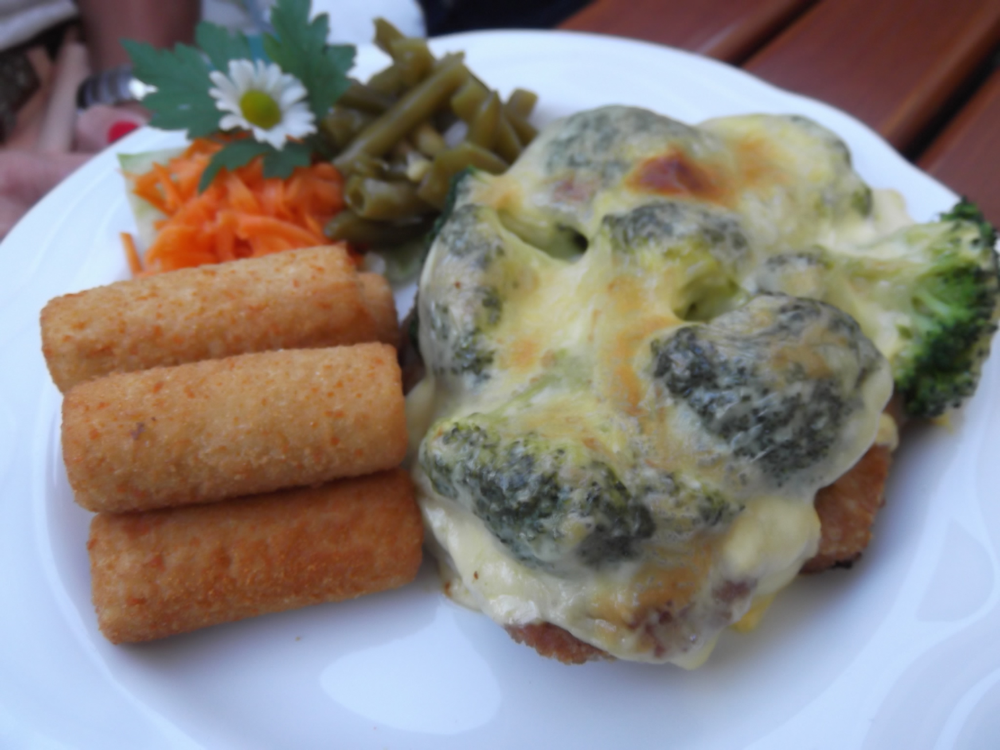 Schnitzel mit Brokoli und Käse überbacken
