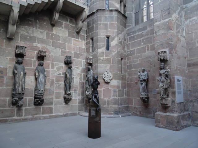 Lichthof, Nürnberger Bildhauerei des 14./15. Jh.  rechts der Schlüsselfelder Christophorus