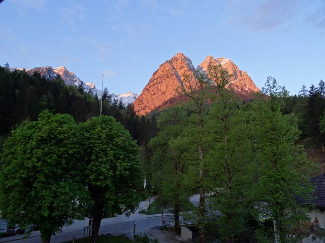 morgendliches Alpenglühn, Blick vom Haus werdenfels zum Waxenstein